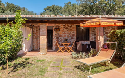 Massa Marittima 630: Plante, Propriété, Bâtiment, Fenêtre, Ciel, Ombre, Arbre, Architecture, Chalet, Porte
