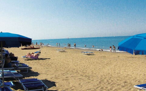 Camping Free Beach: Canapé, Meubles, Propriété, Table, Cadre, Fenêtre, Bleu Azur, Design Intérieur, Éclairage, Confort