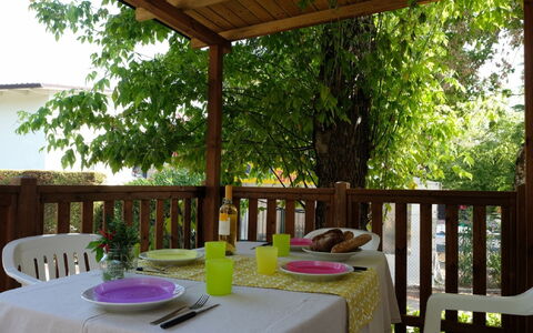 Camping Free Beach: Canapé, Meubles, Propriété, Table, Cadre, Fenêtre, Bleu Azur, Design Intérieur, Éclairage, Confort