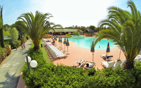 Marina di Bibbona 673: L'Eau, Ciel, Plante, Nuage, Propriété, Piscine, Arbre, Bleu Azur, Station Balnéaire, Mobilier De Jardin