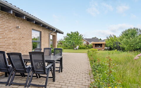 Evangelia - 1.2Km from the Sea: Toit, Maison, Lot Terre, Domicile, Chalet, Biens, Batiments Jardin, Ombre, Cabane En Rondins, Aménagement Paysager