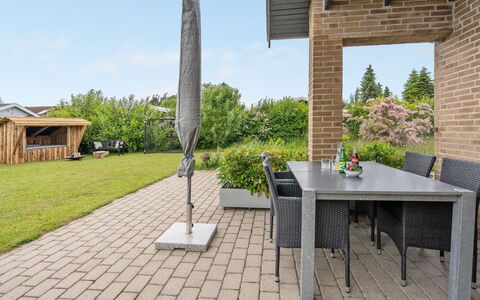 Evangelia - 1.2Km from the Sea: Toit, Maison, Lot Terre, Domicile, Chalet, Biens, Batiments Jardin, Ombre, Cabane En Rondins, Aménagement Paysager