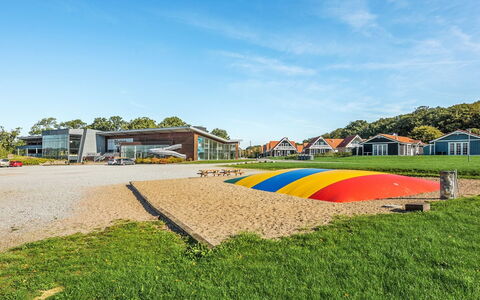 Hardine - 100M to the Fjord: Toit, Domicile, Chalet, Siding, Ombre, Ferme, Biens, Allée, Batiments Jardin, Cour