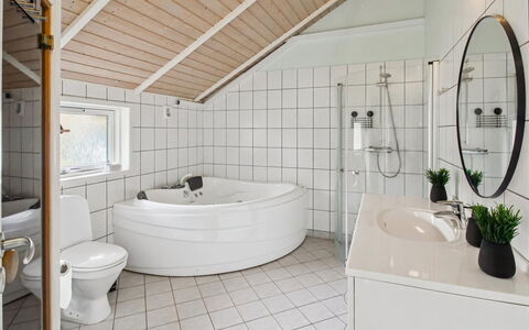 Arnika - 28Km from the Sea: Meubles, Design Intérieur, Sol, Bois, Sol, Plafond, Parquet, Chaise, Table, Éclairage