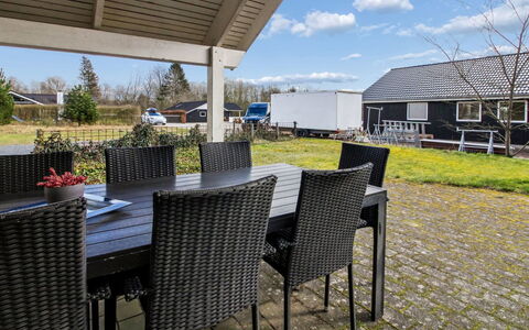 Arnika - 28Km from the Sea: Meubles, Design Intérieur, Sol, Bois, Sol, Plafond, Parquet, Chaise, Table, Éclairage
