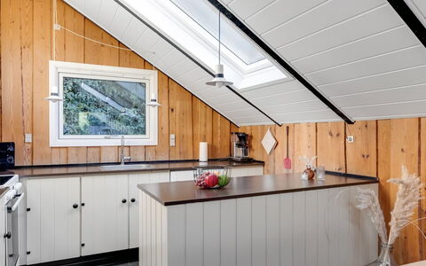Leonard - 30Km from the Sea: Bois, Cuisine, Plafond, Design Intérieur, Comptoir, Grenier, Cabinetry, Tache De Bois, Dur, Planche