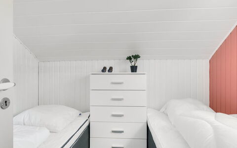 Leonard - 30Km from the Sea: Sol, Chambre, Design Intérieur, Sol, Lit, Literie, Drap De Lit, Plafond, Pièce