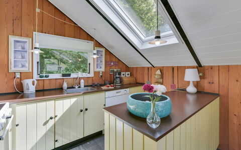 Leonard - 30Km from the Sea: Bois, Plafond, Design Intérieur, Meubles, Sol, Cuisine, Sol, Comptoir, Grenier, Cabinetry