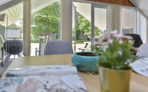 Leonard - 30Km from the Sea: Bois, Design Intérieur, Meubles, Plafond, Chaise, Sol, Verre, Salon, Grenier, Table Cuisine Et Salle A Manger