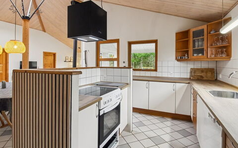 Absalon - 29Km from the Sea: Cuisine, Bois, Design Intérieur, Sol, Plafond, Comptoir, Sol, Meubles, Cabinetry, Pièce