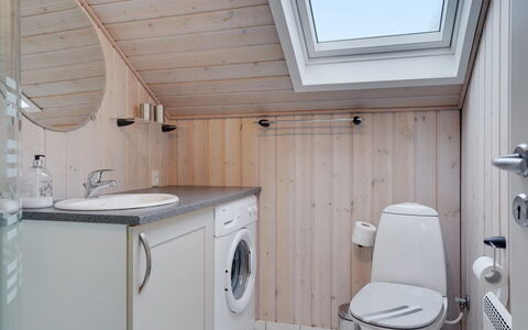 Anninka - 28Km from the Sea: Luminaire Plomberie, Sol, Bois, Sol, Design Intérieur, Salle De Bains, Évier, Robinet, Plomberie, Plafond