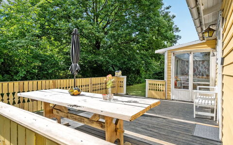 Hejne - 29Km from the Sea: Bois, Porche, Domicile, Plate-Forme, Tache De Bois, Chalet, Dur, Planche, Clôture, Ombre