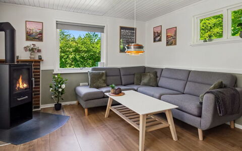 Hejne - 29Km from the Sea: Sol, Bois, Meubles, Sol, Design Intérieur, Domicile, Salon, Parquet, Canapé, Pièce