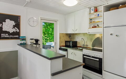 Hejne - 29Km from the Sea: Sol, Cuisine, Design Intérieur, Principaux Appliance, Bois, Appareil De Cuisine, Comptoir, Sol, Plafond, Meubles