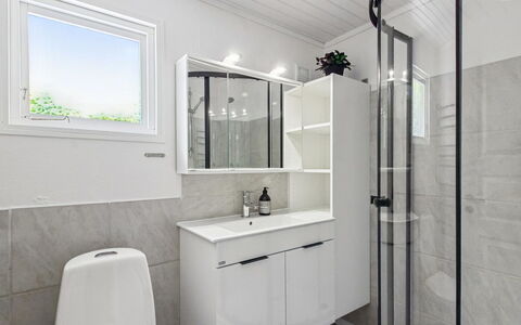 Hejne - 29Km from the Sea: Luminaire Plomberie, Design Intérieur, Sol, Sol, Salle De Bains, Évier, Armoire De Toilette, Lavabo, Toilette, Robinet
