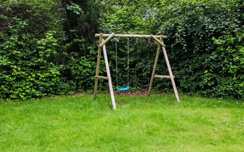 Hejne - 29Km from the Sea: Équipement Extérieur Play, Balançoire, Jardin, Ombre, Pelouse, Échelle, Terrain De Jeux, Arrière-Cour, Parc
