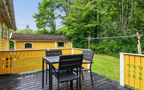 Hejne - 29Km from the Sea: Bois, Chalet, Siding, Tache De Bois, Jardin, Cour, Pelouse, Dur, Batiments Jardin, Arrière-Cour