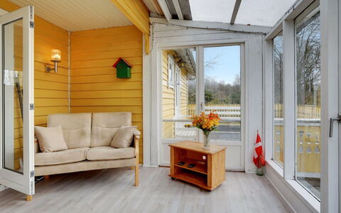 Hejne - 29Km from the Sea: Domicile, Chalet, Porche, Dur, Siding, Plate-Forme, Ombre, Planche, Biens, Batiments Jardin