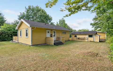 Hejne - 29Km from the Sea: Domicile, Chalet, Porche, Dur, Siding, Plate-Forme, Ombre, Planche, Biens, Batiments Jardin