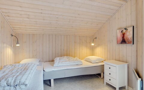Tatti - 30Km from the Sea: Domicile, Chalet, Porche, Dur, Siding, Plate-Forme, Ombre, Planche, Biens, Batiments Jardin