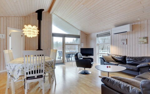 Tatti - 30Km from the Sea: Plafond, Design Intérieur, Meubles, Domicile, Luminaire, Salon, Pièce, Appartement, L'Hiver, Lustre