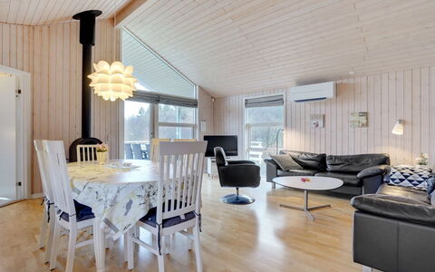 Tatti - 30Km from the Sea: Bois, Plafond, Design Intérieur, Meubles, Luminaire, Domicile, Lustre, Pièce, Salon, Table Cuisine Et Salle A Manger