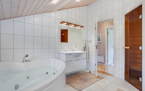 Tatti - 30Km from the Sea: Sol, Luminaire Plomberie, Design Intérieur, Bois, Plafond, Sol, Salle De Bains, Plomberie, Pièce, Domicile
