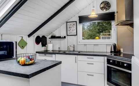 Liljana - 30Km from the Sea: Domicile, Chalet, Porche, Dur, Siding, Plate-Forme, Ombre, Planche, Biens, Batiments Jardin