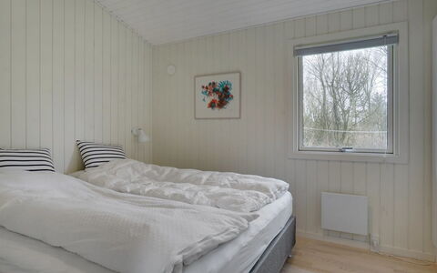 Brune - 30Km from the Sea: Bois, Chambre, Sol, Literie, Drap De Lit, Lit, Cadre De Lit, Planche, Plafond, Dur