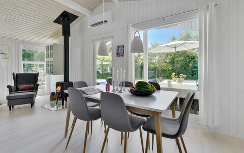 Brune - 30Km from the Sea: Bois, Sol, Design Intérieur, Meubles, Domicile, Parquet, Sol, Table Cuisine Et Salle A Manger, Salon, Chaise