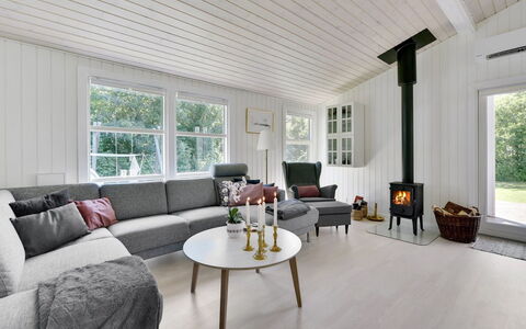 Brune - 30Km from the Sea: Bois, Domicile, Sol, Salon, Design Intérieur, Meubles, Sol, Parquet, Canapé