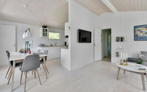 Brune - 30Km from the Sea: Bois, Sol, Sol, Design Intérieur, Parquet, Domicile, Plafond, Revêtement De Sol Stratifié, Salon, Pièce