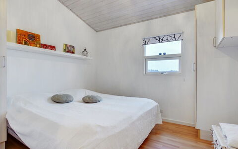 Clarissa - 300M from the Sea: Chambre, Sol, Sol, Lit, Bois, Design Intérieur, Plafond, Drap De Lit, Literie, Pièce