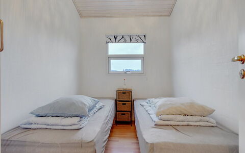 Clarissa - 300M from the Sea: Mur, Chambre, Sol, Bois, Lit, Sol, Drap De Lit, Literie, Design Intérieur, Plafond