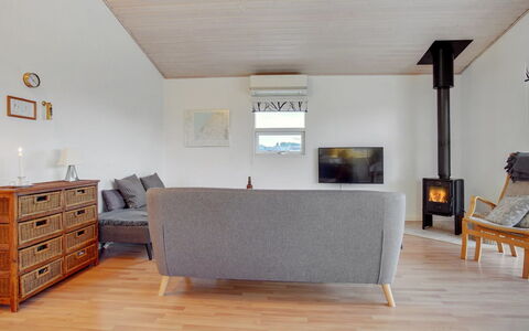 Clarissa - 300M from the Sea: Meubles, Sol, Design Intérieur, Sol, Bois, Canapé, Salon, Pièce, Éclairage, Parquet