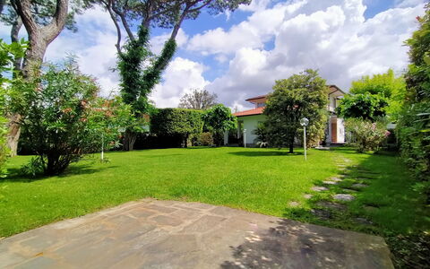 Villa Martino: L'Eau, Plante, Nuage, Bâtiment, Ciel, Propriété, Piscine, Bleu Azur, Ombre, Rectangle
