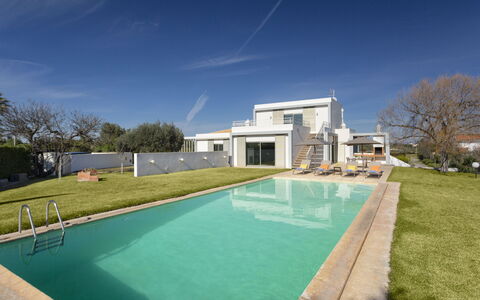 Almond Tree: L'Eau, Plante, Nuage, Bâtiment, Ciel, Propriété, Piscine, Bleu Azur, Ombre, Rectangle