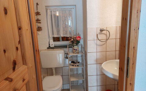 Grossschönau 112: Marron, Miroir, Propriété, Luminaire Plomberie, Siège De Toilette, Toilette, Lavabo, Salle De Bains, Design Intérieur, Bois
