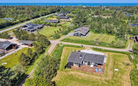 Hampus - 500M from the Sea: Architecture, Toit, Domicile, Composite, Daylighting, Siding, Allée