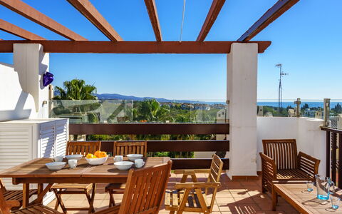 Coto Real: Ciel, Table, Propriété, Meubles, Bleu Azur, Ombre, Bois, Design Intérieur, Éclairage, Mobilier De Jardin