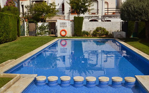 Villa Casalot 9: L'Eau, Ciel, Bateau, Jour, Bâtiment, Nuage, Navire, Bleu Azur, Véhicule, Plante