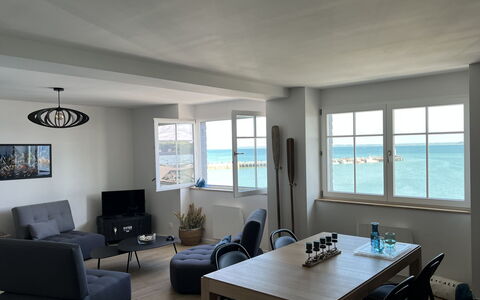 Vue Eméraude: Table, Meubles, Canapé, Propriété, Fenêtre, Bleu Azur, Bâtiment, Éclairage, Design Intérieur, Bois