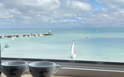 Vue Eméraude: Nuage, L'Eau, Ciel, Bleu Azur, Vaisselle, Vaisselle, Drinkware, Horizon, Serveware, Coupe