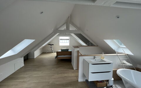 Vue Eméraude: Bâtiment, Bois, Sol, Sol, Fenêtre, Dur, Plafond, Maison, Salle