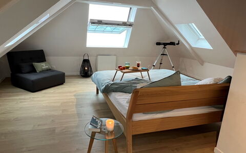 Vue Eméraude: Meubles, Propriété, Confort, Bâtiment, Bois, Ombre, Sol, Design Intérieur, Lampe, Maison