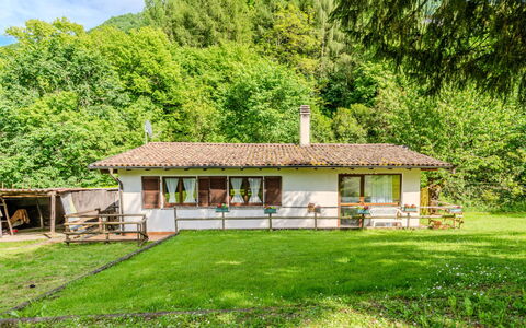 Lucia: Herbe, Arbre, Maison, Chalet, Zone Rurale, Arbuste, Toit, Domicile, Prairie