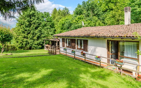 Lucia: Chalet, Maison, Arbuste, Zone Rurale, Domicile, Toit, Ferme, Jardin, Biens, Pelouse