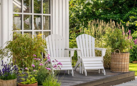 Gunnulf - 750M from the Sea: Fleur, Meubles, Pot De Fleur, Jardin, Mobilier De Jardin, Arbuste, Chaise, Plante D'Appartement, Porche