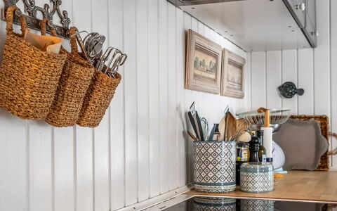 Gunnulf - 750M from the Sea: Design Intérieur, Cuisine, Panier, Pot De Fleur, Comptoir, Matériau Naturel, Plante D'Appartement, Cabinetry