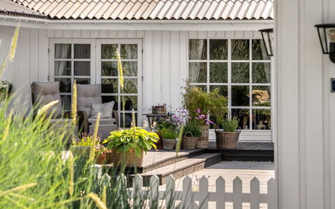 Gunnulf - 750M from the Sea: Arbuste, Pot De Fleur, Maison, Domicile, Jardin, Chalet, Porte, Siding, Plante D'Appartement